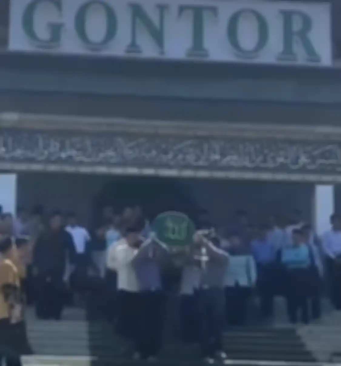 Ibunda santri meninggal karena diduga dianiaya senior di Ponpes Gontor punya profesi mulia. Hotman Paris merinding lihat foto korban.
