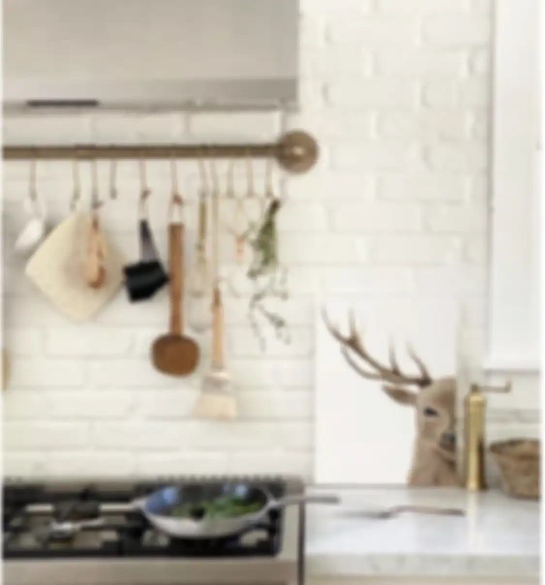 Desain dapur bersih terlihat cantik karena dipasangi lampu gantung model ini. Foto hasilnya jadi rujukan. 