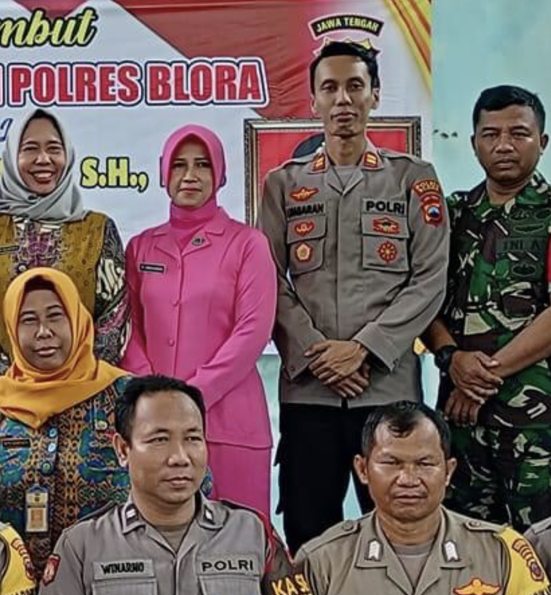 Iptu Umbaran Wibowo bukan cuma menjadi wartawan. Dia juga pegang 4 jabatan sipil ini. Foto wajah Kapolsek Kradenan bikin heboh.