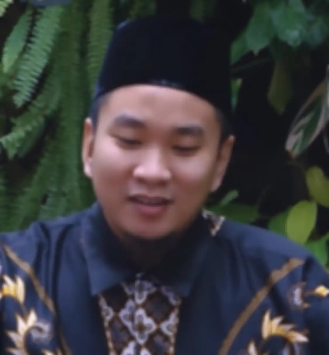Denny Sumargo yang pernah ditantang ajak fans Muslim pindah agama beri jawaban begini. Foto sang Youtuber dirukiah ustaz bikin heboh.