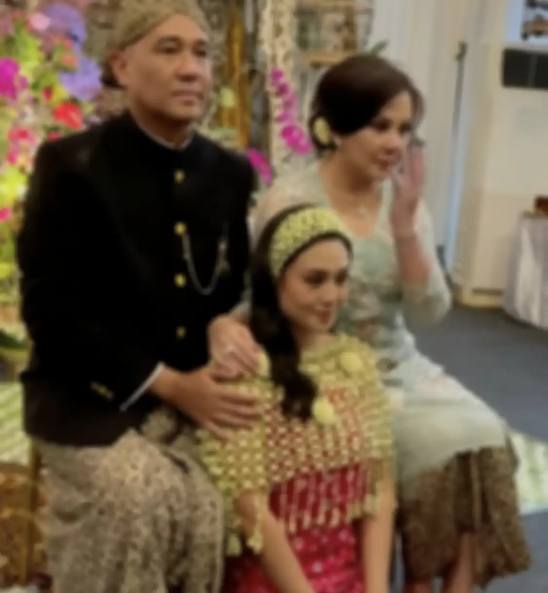 Upacara adat Jawa dalam pernikahan kakak Mario Dandy. Rafael Alun Trisambodo bersama istrinya.