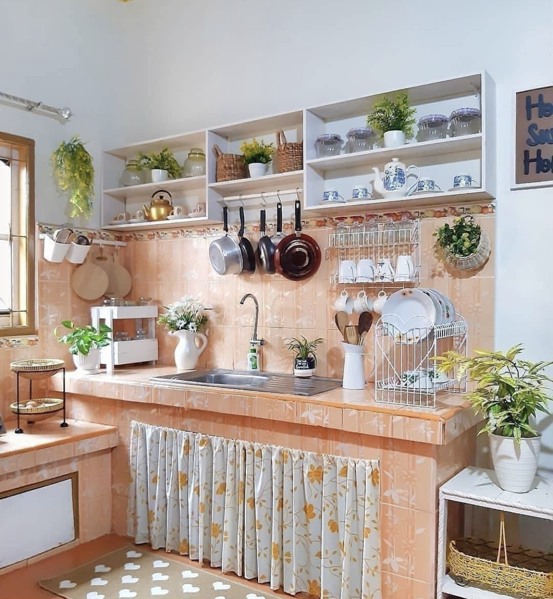 Pemilik rumah subsidi bisa merapat. Biaya permak desain dapur mungil pakai trik khusus cuma habis segini. Foto interiornya bikin bangga.