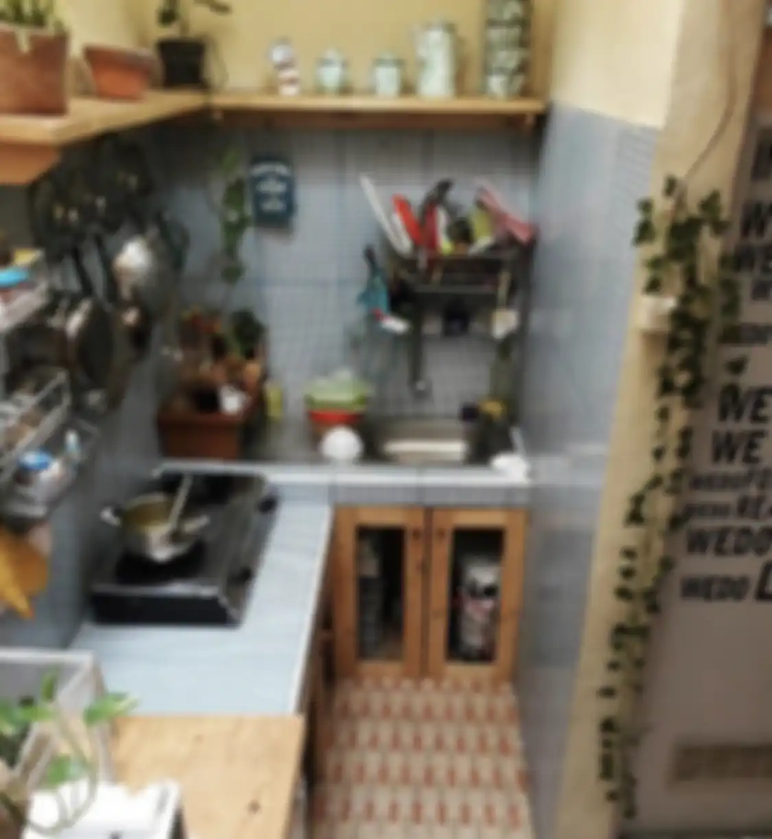 Ini desain dapur sempit nan nyaman yang cocok buat diaplikasikan di rumah subsidi. 7 foto inspirasinya bikin jatuh hati. 