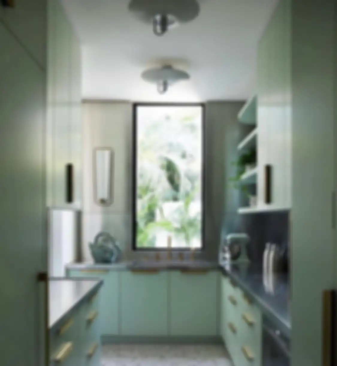 Sage green salah satu pilihan warna yang cocok diaplikasikan di dapur ukuran sempit.