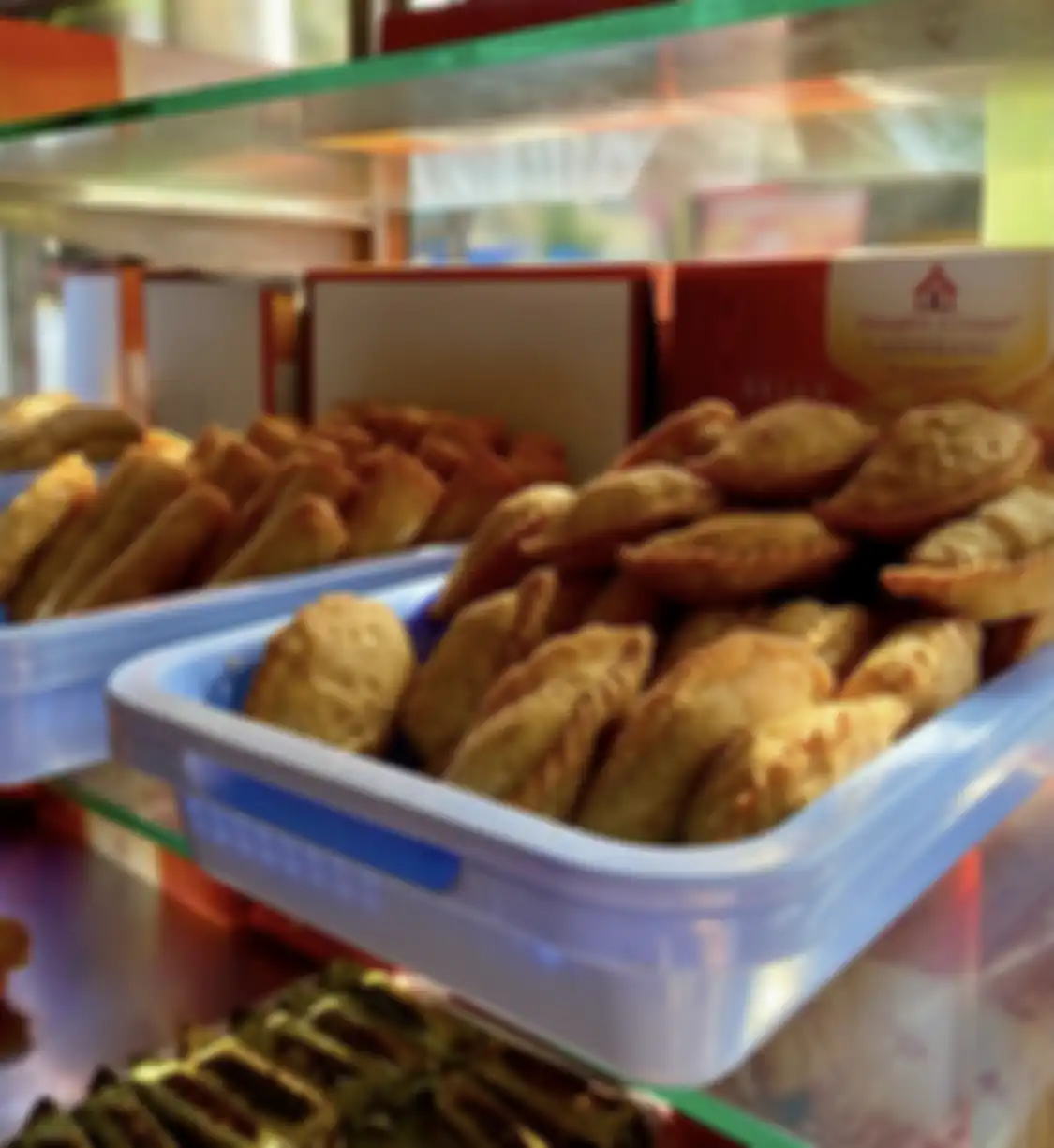 7 foto tempat wisata kuliner di Makassar yang cocok buat makan siang enak. 
