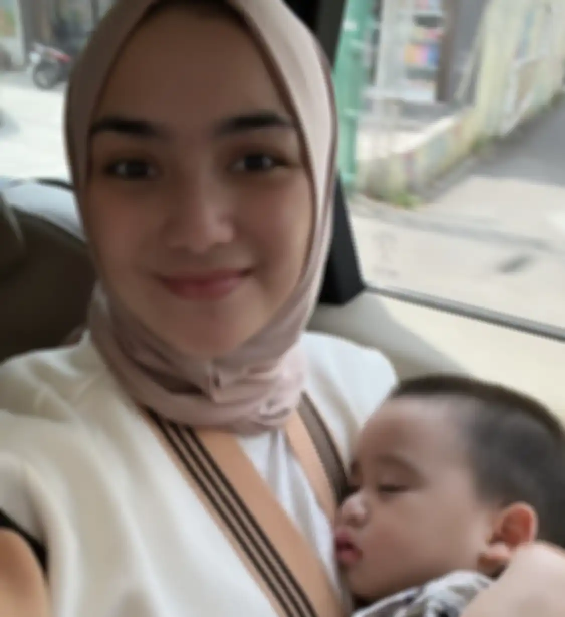 Rezky Aditya sudah ditetapkan sebagai ayah biologis dari anak yang dilahirkan Wenny Ariani. Citra Kirana malah unggah foto tanpa suami. 
