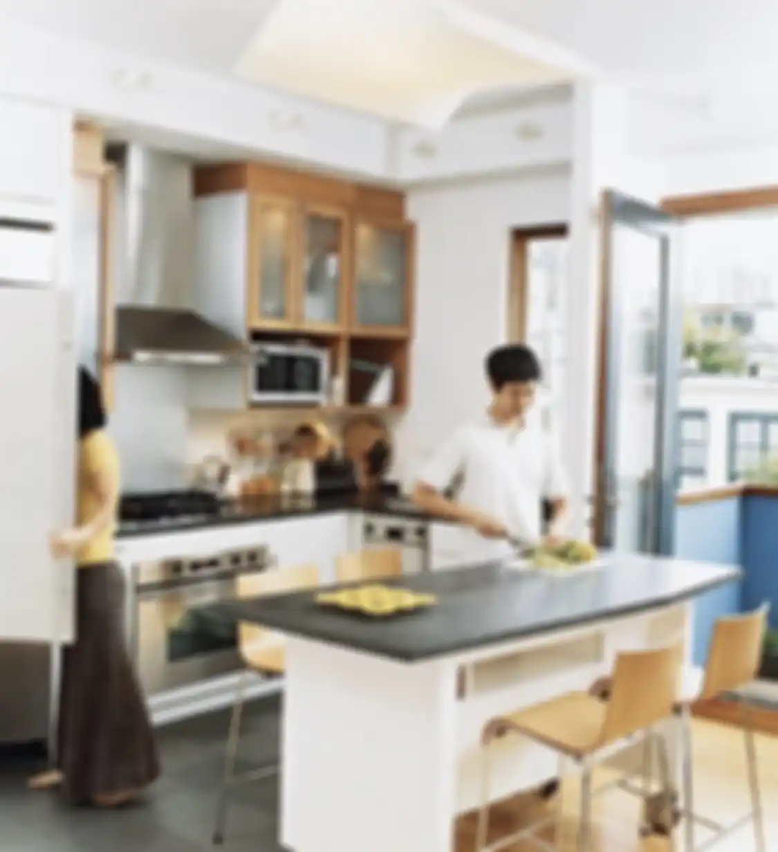 Desain meja dapur di rumah minimalis ini bikin mertua ikut rajin memasak. Coba yuk ganti dengan material kokoh ini. Intip foto inspirasinya.