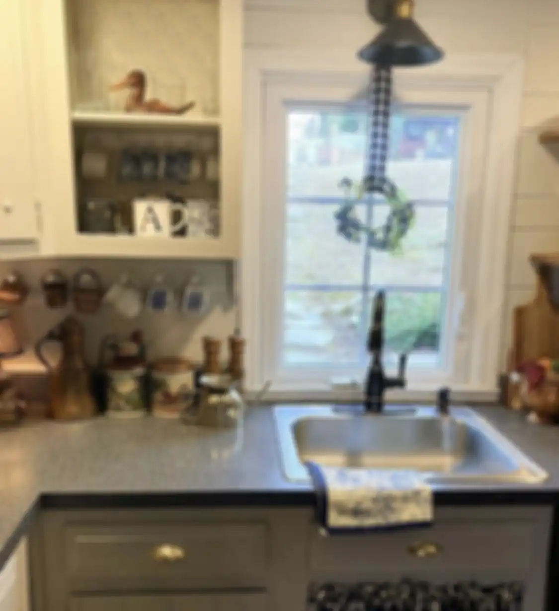Bumbu masak ditaruh di tempat yang strategis. Foto dapur ukuran kecil menjadi lebih rapi dan efisien.