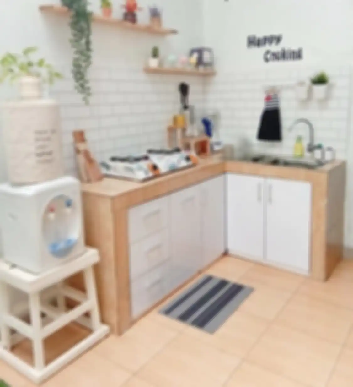 Desain dapur sederhana yang dijamin hemat biaya terlihat cantik karena ditambahi elemen tak biasa. Foto interiornya menawan hati.