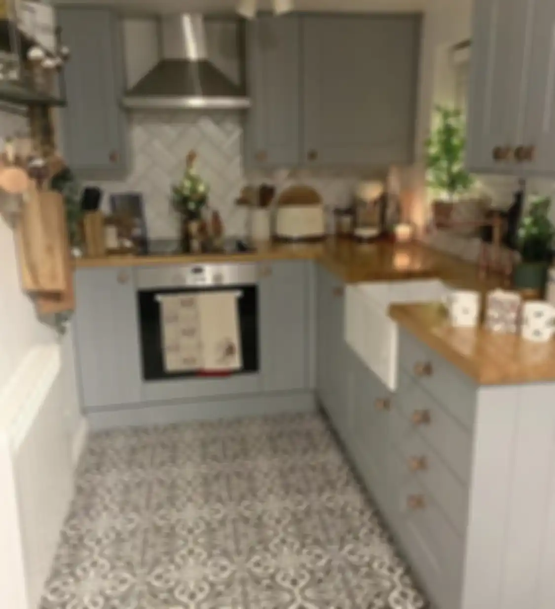 Ternyata begini alasan desain dapur jadul dipasangi elemen bermotif tak biasa. Agar foto interiornya makin terlihat aesthetic.