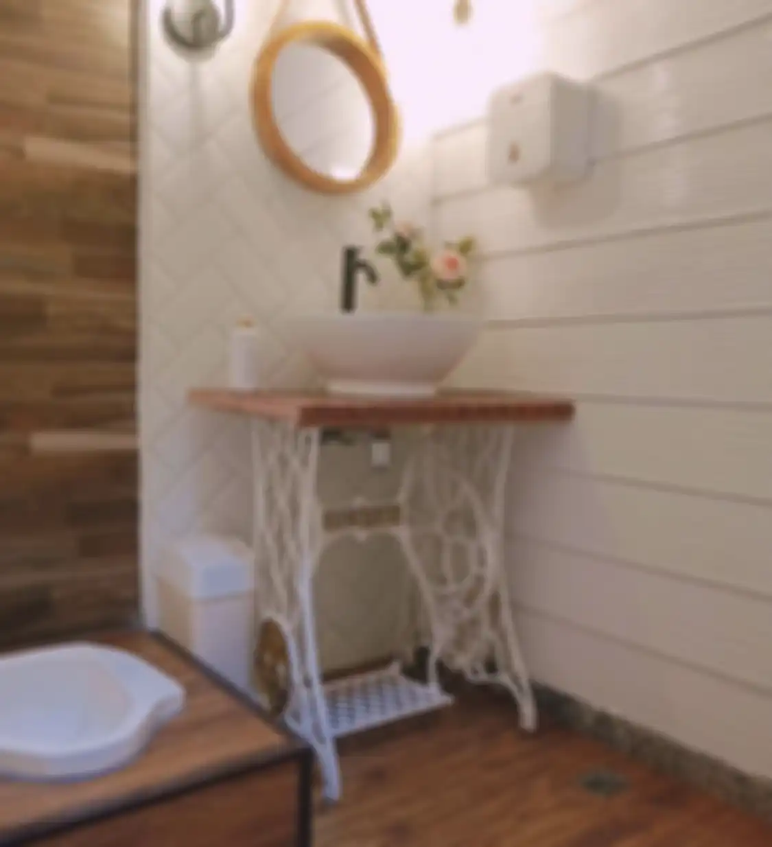 Desain kamar mandi sederhana yang menggunakan kloset jongkok diakali pakai trik mujarab. Foto interiornya bikin kagum.