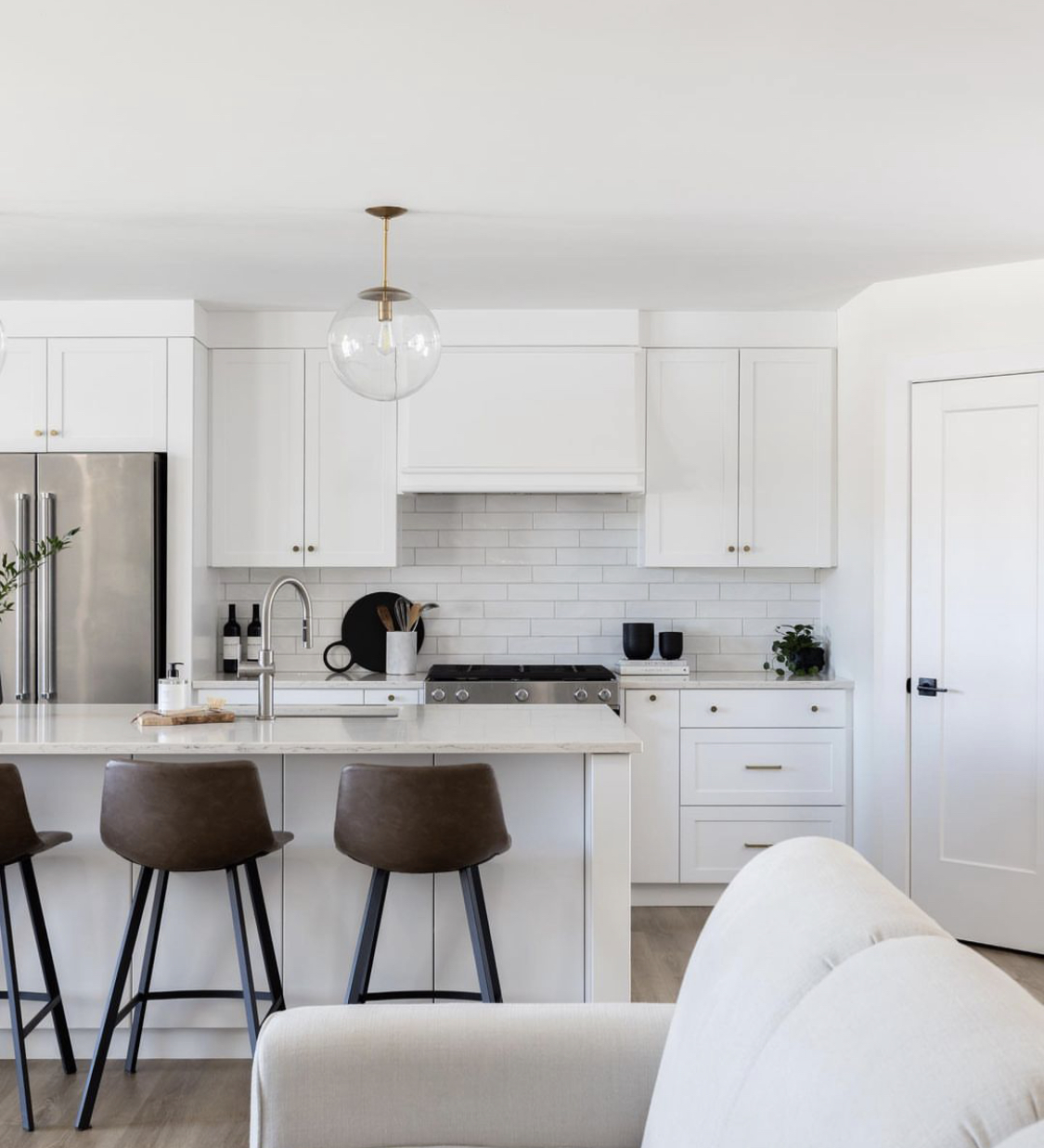 Foto meja dapur tak hanya terlihat cantik tapi sekaligus nyaman. Ini cara membuatnya makin betah.