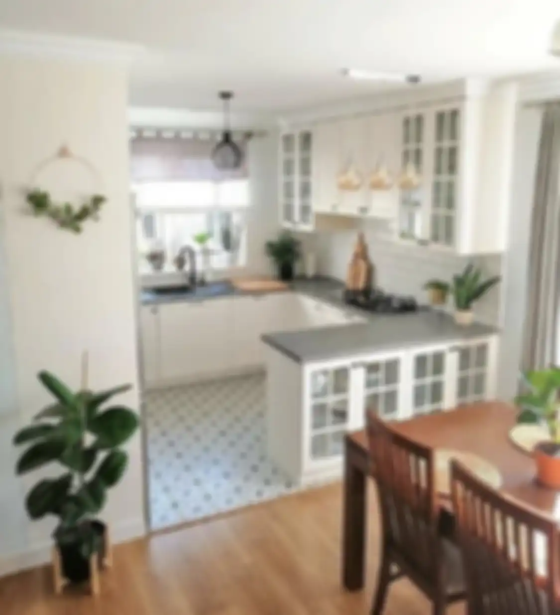 Desain dapur warna putih di rumah minimalis dijamin anti monoton. Coba pasang dekorasi model tak biasa. Foto hasilnya dipuji.