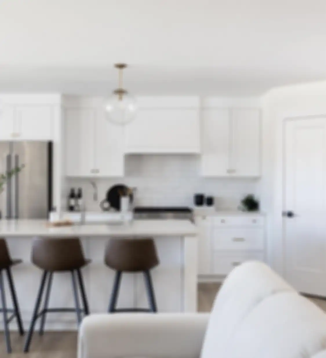 Foto meja dapur tak hanya terlihat cantik tapi sekaligus nyaman. Ini cara membuatnya makin betah.