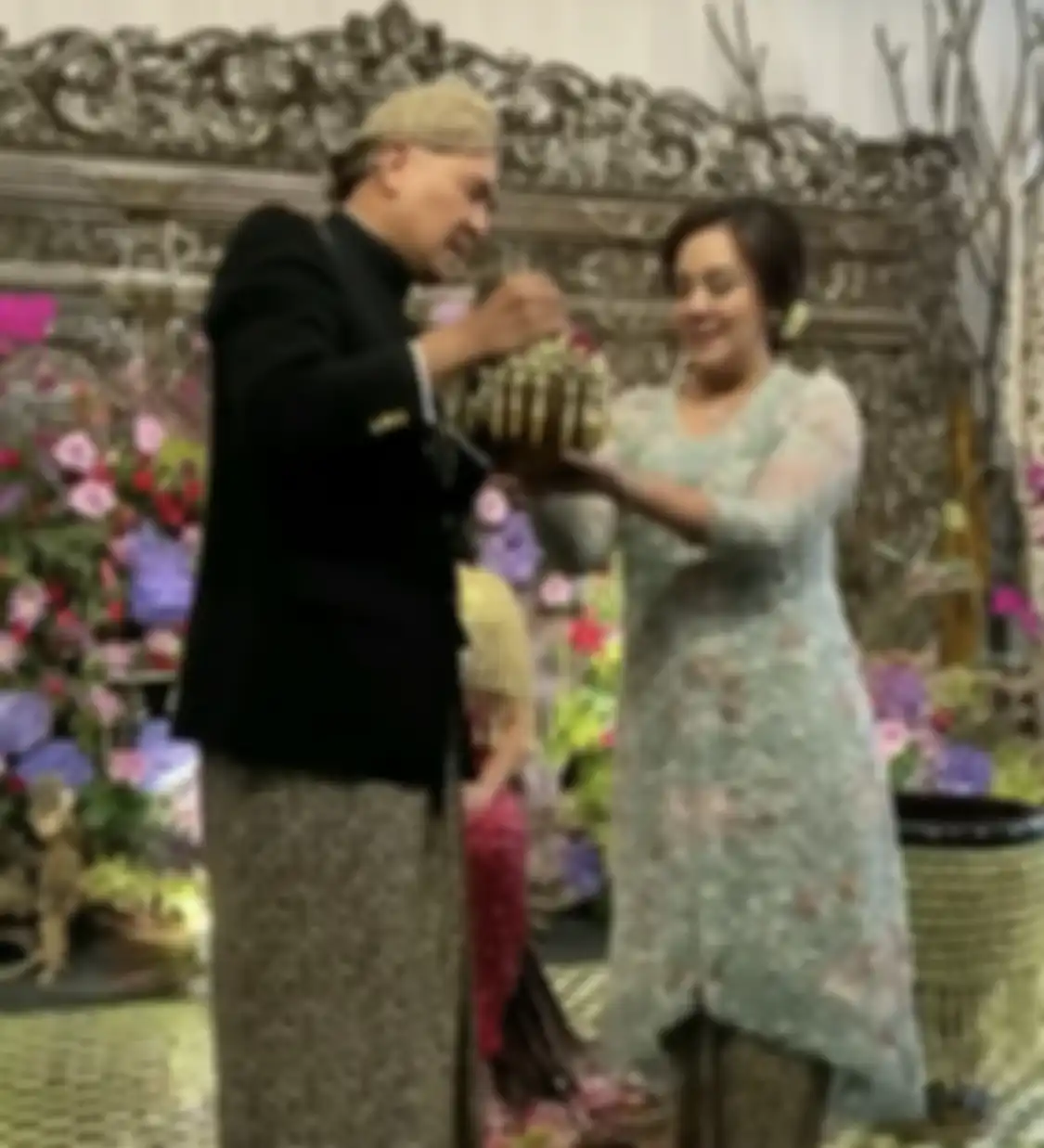 Rafael Alun Trisambodo dan istrinya Ernie Meike Torondek saat menggelar acara pernikahan putrinya yang mewah.