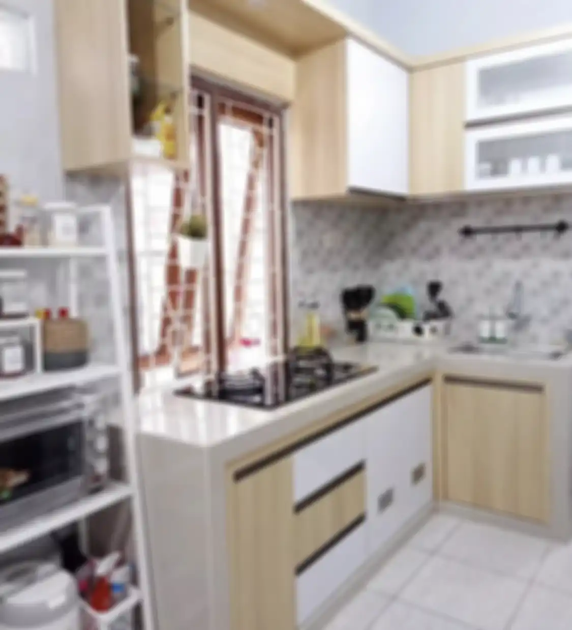 Bair nggak bikin pemilik rumah minimalis uring-uringan, desain dapur mungil ditata pakai trik tak biasa. Foto hasilnya jadi aesthetic.
