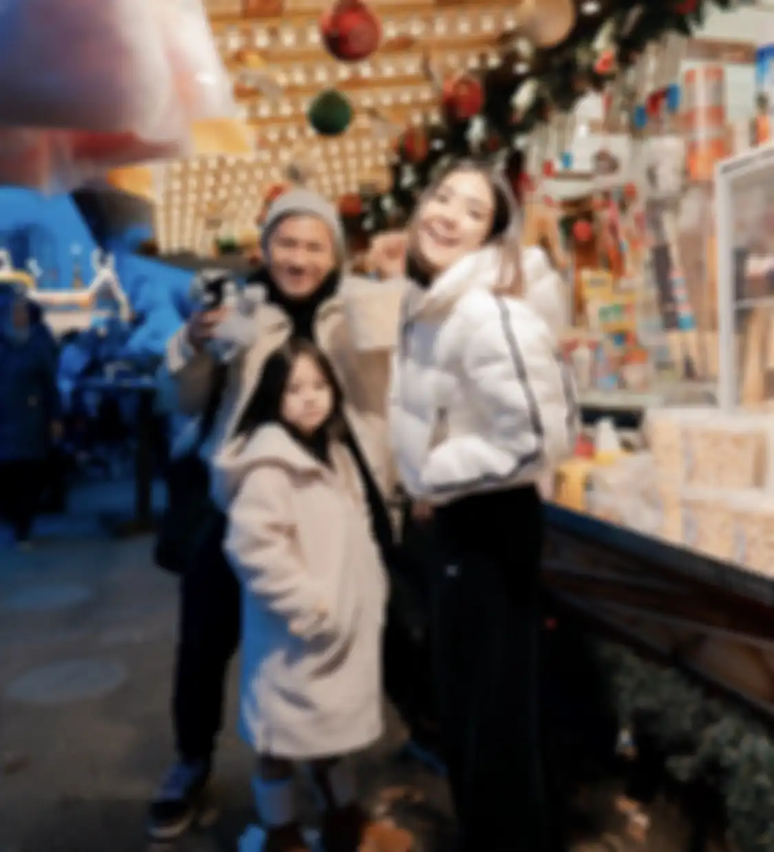 Gisella Anastasia tampak rajin memposting foto liburan bareng Gempi dan Gading Marten di London. Mereka terlihat kian hangat.