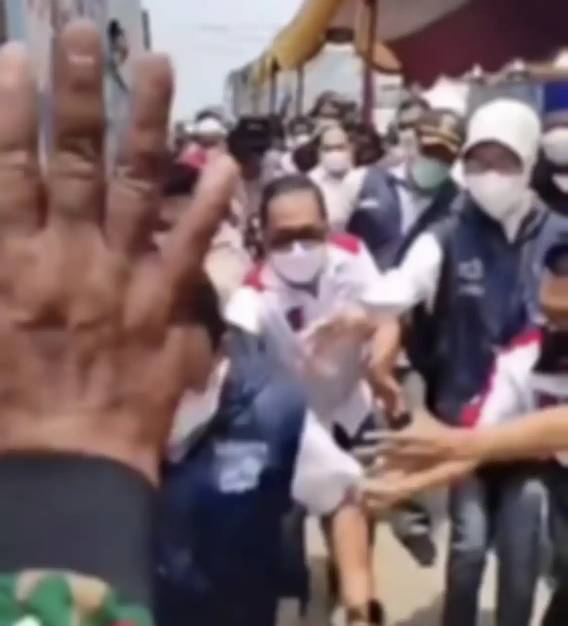 Anies Baswedan bercerita mengenai foto detik-detik kejadian yang viral di media sosial itu. Ia menyebut sandalnya putus.