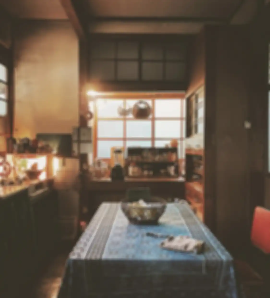 Rak dapur sengaja dibuat terbuka saat desain ruang masak mengadopsi gaya Jepang.