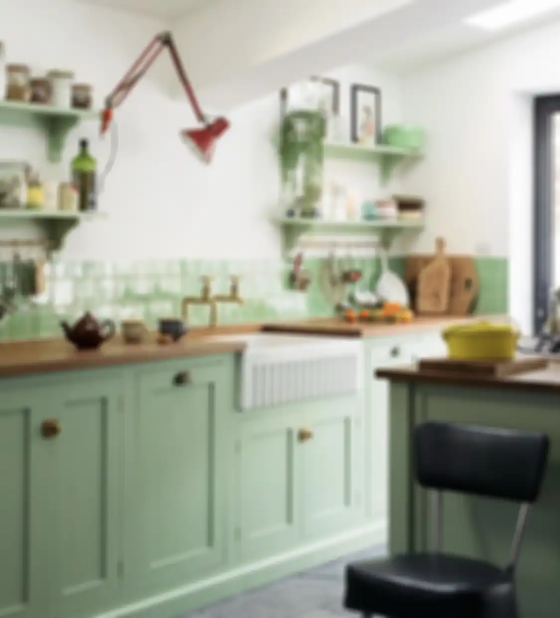 Ternyata ini alasannya kenapa kabinet dapur dicat warna hijau mint. Foto interior desain dapur kecil terasa berbeda. 