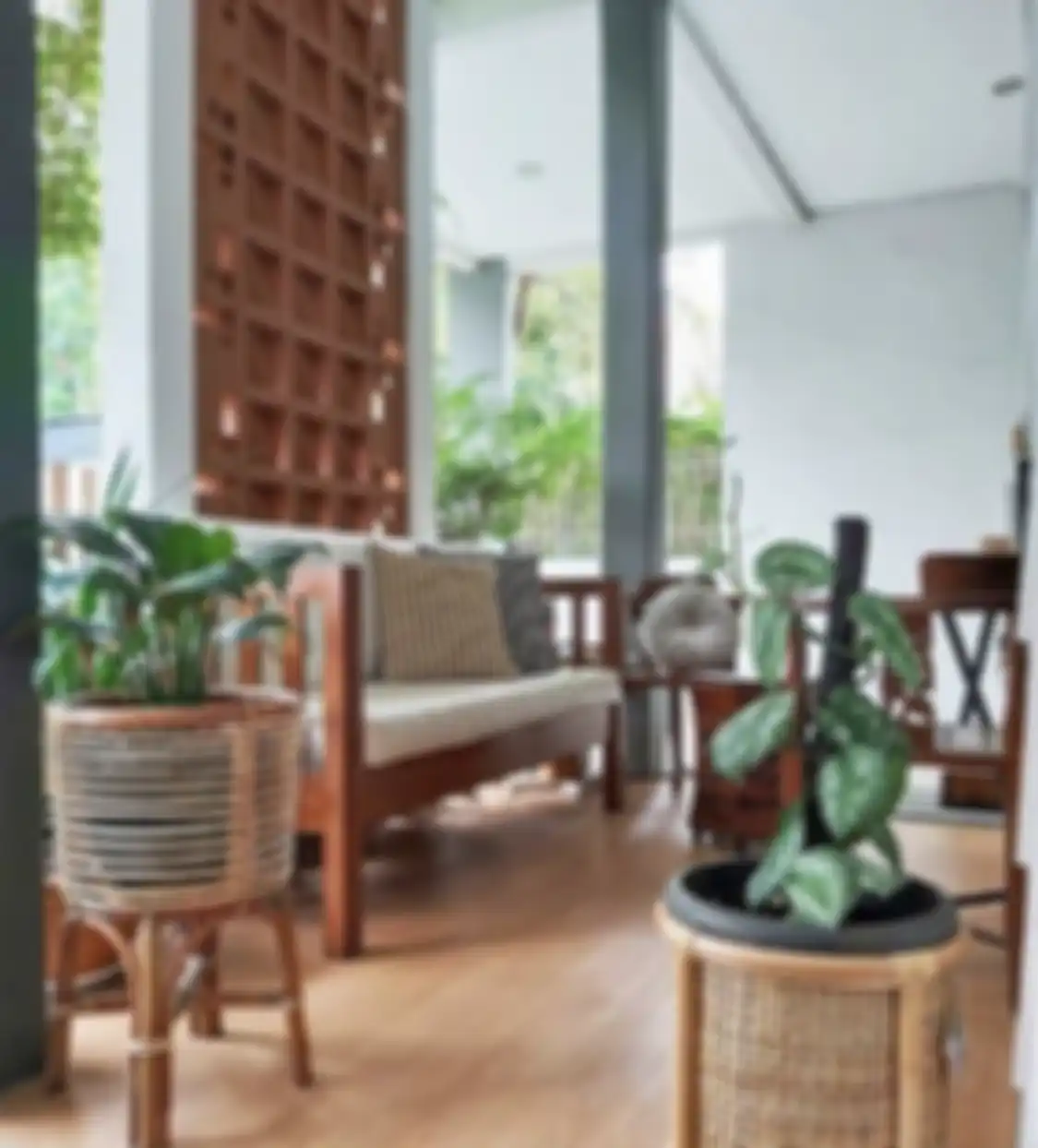 Adopsi desain ruang tamu yang dibuat pakai cara tak biasa, pemilik rumah minimalis siap-siap dapat keuntungan ini. Simak 8 foto aplikasinya.