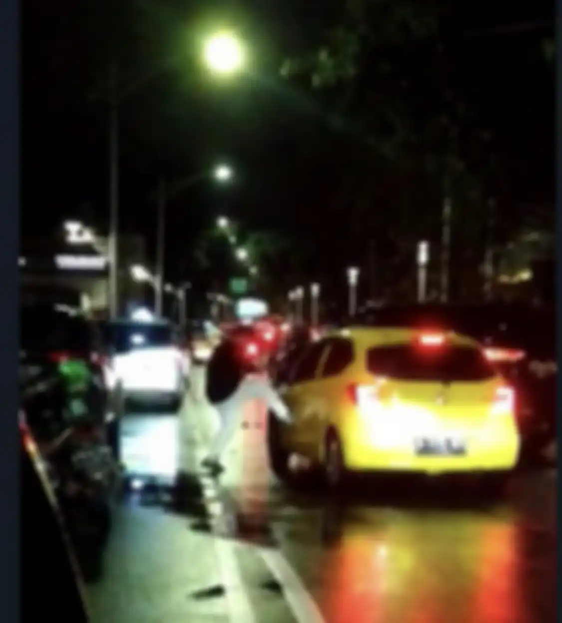 Aksi arogan Giorgio sopir Fortuner yang kini kicep ditahan oleh polisi.