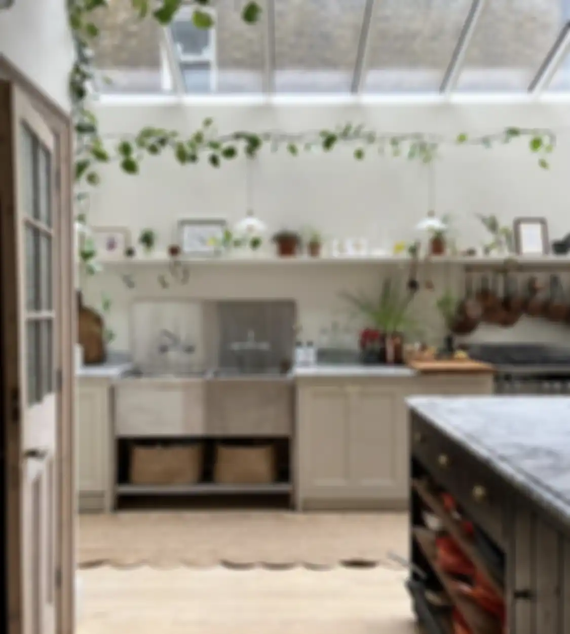 Kitchen island dipermak, potret area memasak ukuran mungil terlihat berbeda. Hasilnya bikin takjub.