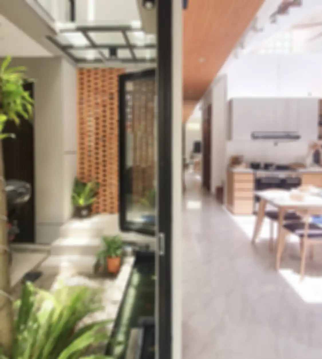 Nggak panas saat terkena cahaya matahari, desain dapur mungil terasa adem karena adopsi trik khusus. Foto interiornya jadi rujukan.