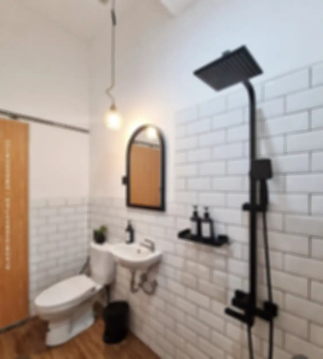 Begini cara sepele yang bikin kamar mandi mungil tetap bersih. Foto interiornya dijamin banjir likes. 