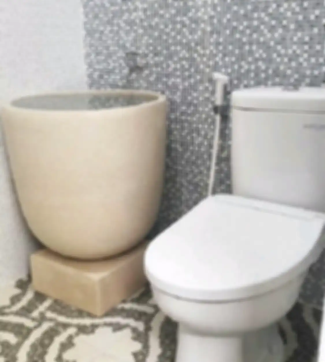 Foto hasil desain kamar mandi kecil yang sengaja dirancang begini tampak semakin lapang. 