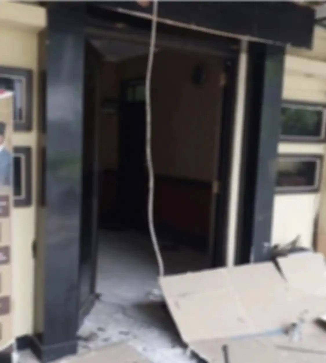 Ini alasan netizen diminta tak sebarkan foto bom bunuh diri di Bandung. Foto potongan tubuh pelaku di Polsek Astanaanyar viral.