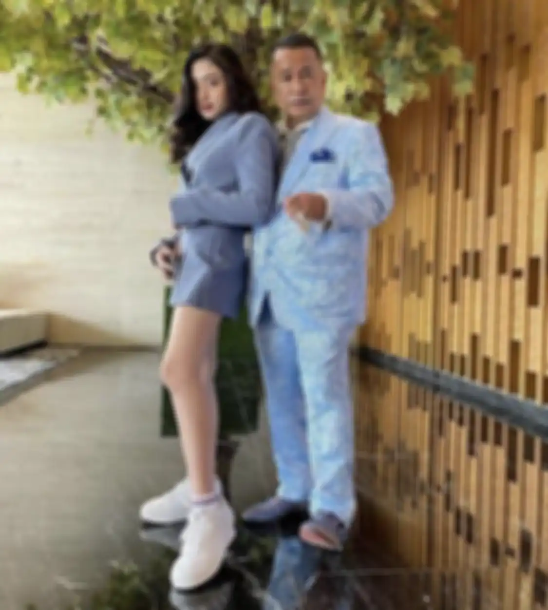 Aspri Hotman Paris mengaku diludahi dan dianiaya pria berinsial MW. Foto kelamin sang kekasih jadi penyebabnya.