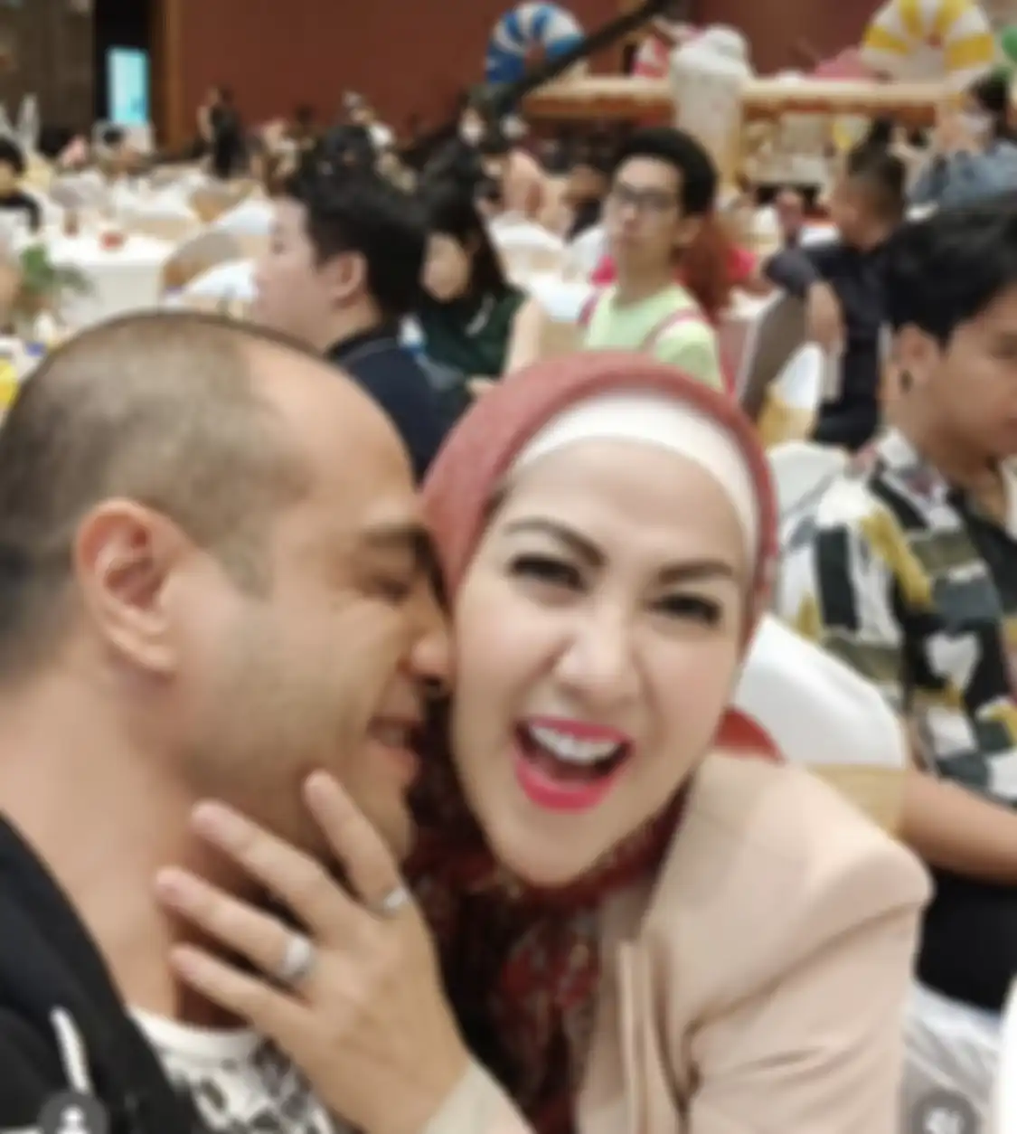 Venna Melinda mengaku ditalak cerai Ivan Fadilla 7 kali gegara kebiasaan buruk ini. Ferry Irawan justru suka sampai umbar foto mesra.