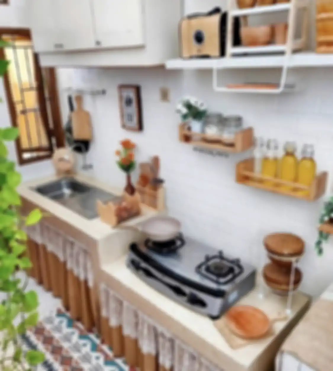 Desain dapur sederhana yang dijamin hemat biaya terlihat cantik karena ditambahi elemen tak biasa. Foto interiornya menawan hati.