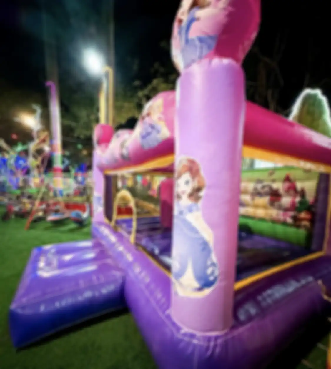 Banyak wahana permainan anak-anak dan keluarga di Cibubur Garden Eat and Play. Bisa sekalian hunting foto.