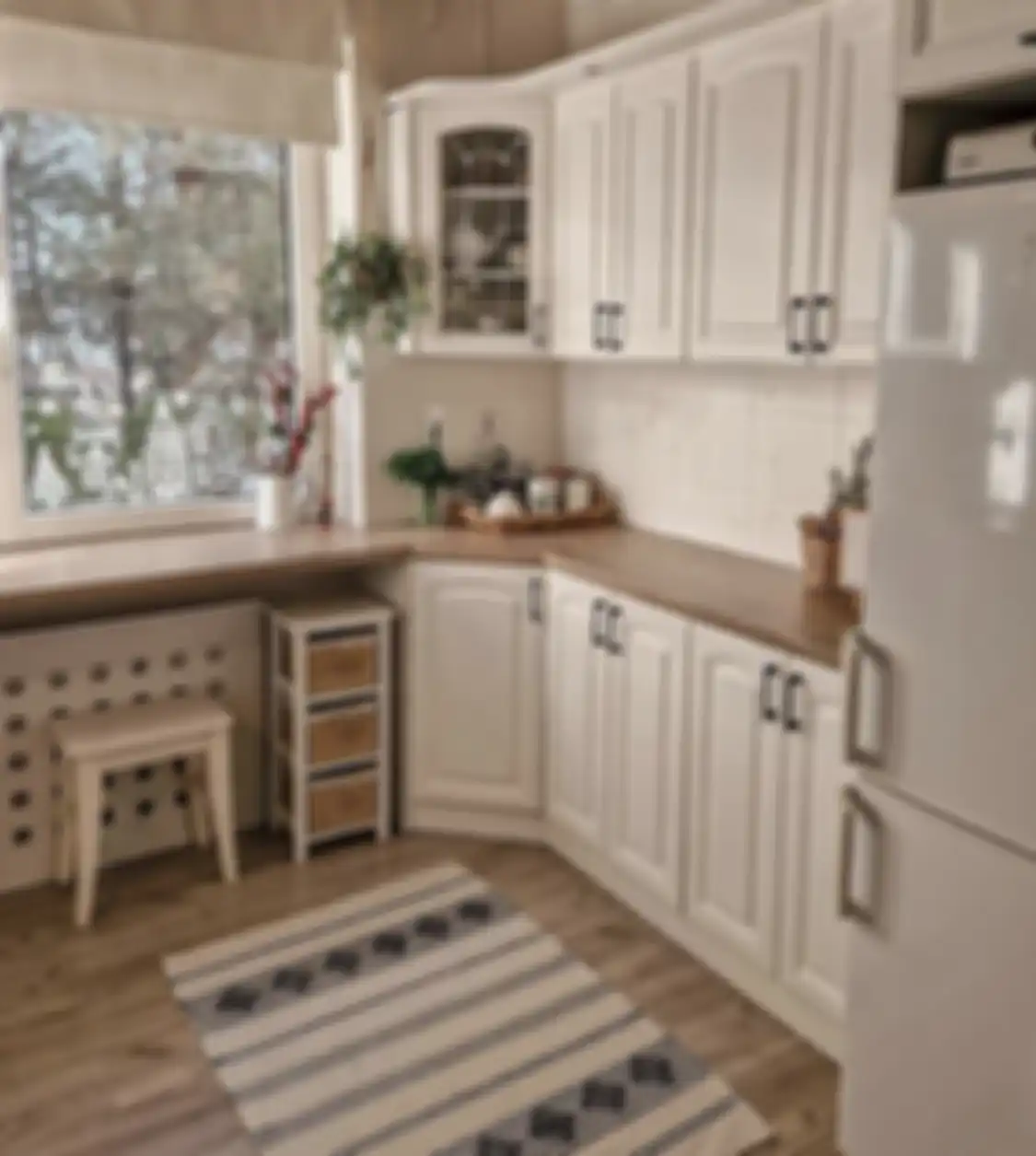 Area masak ukuran kecil bisa tampak lebih besar dengan cara murah ini. Kabinet dapur bisa dipulas dengan warna yang cocok.