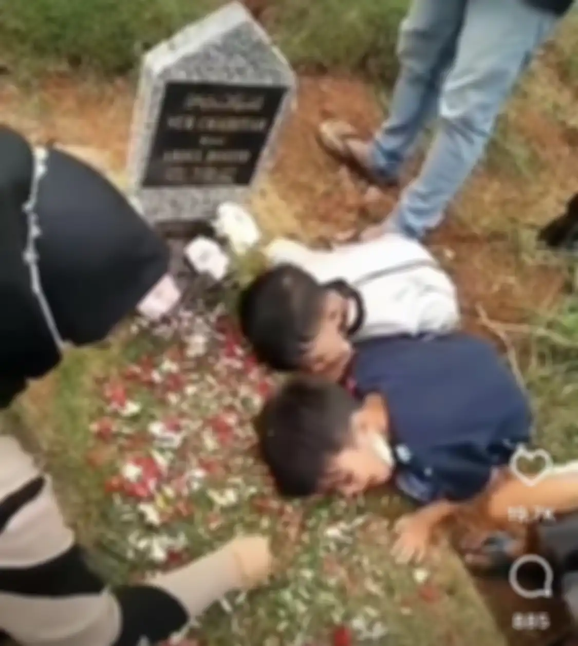 Potret 2 bocah ini bikin meleleh. Keduanya terus mengucapkan salam sembari menempelkan telinga di atas pusara ibunda. 