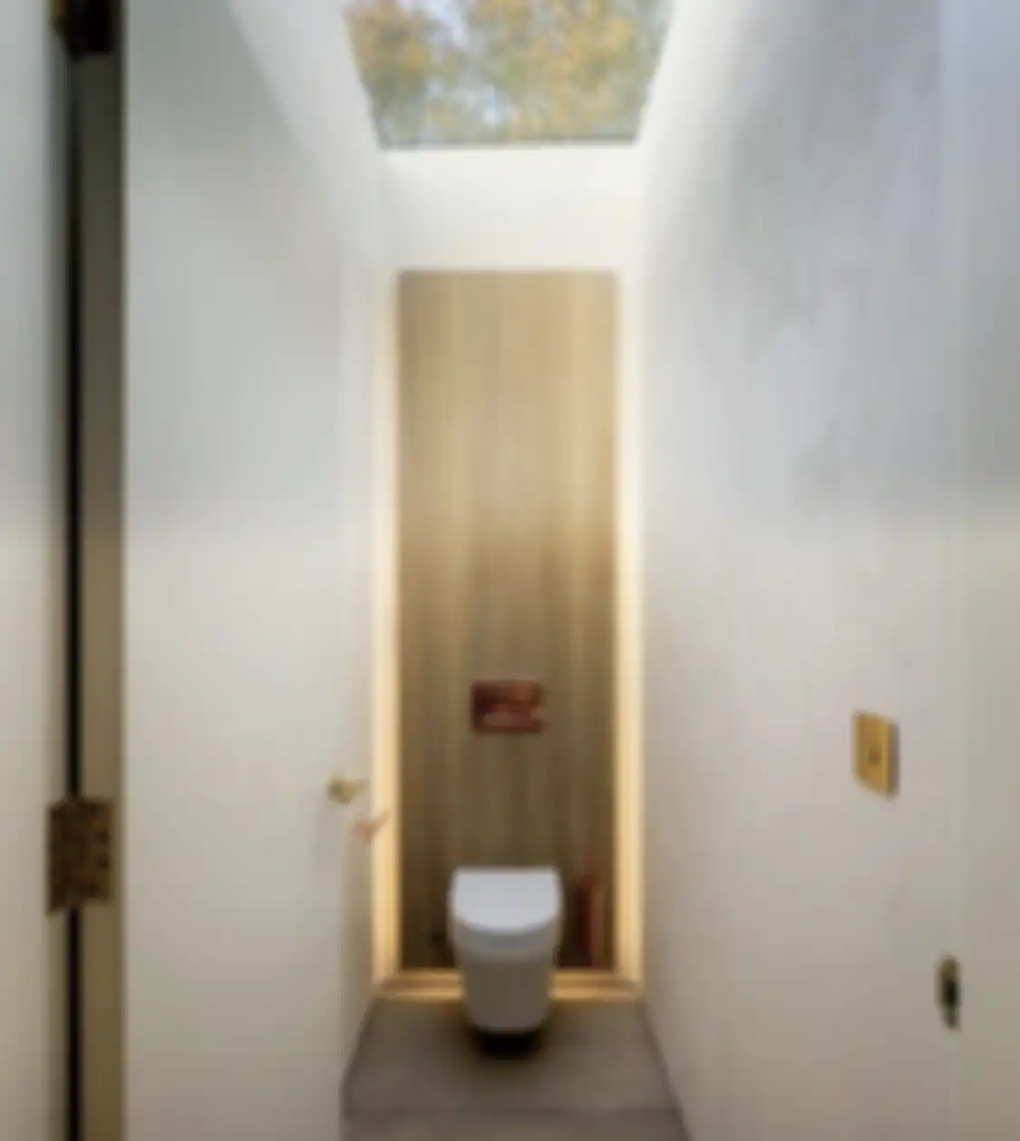 Foto hasil desain kamar mandi kecil yang sengaja dirancang begini tampak semakin lapang. 