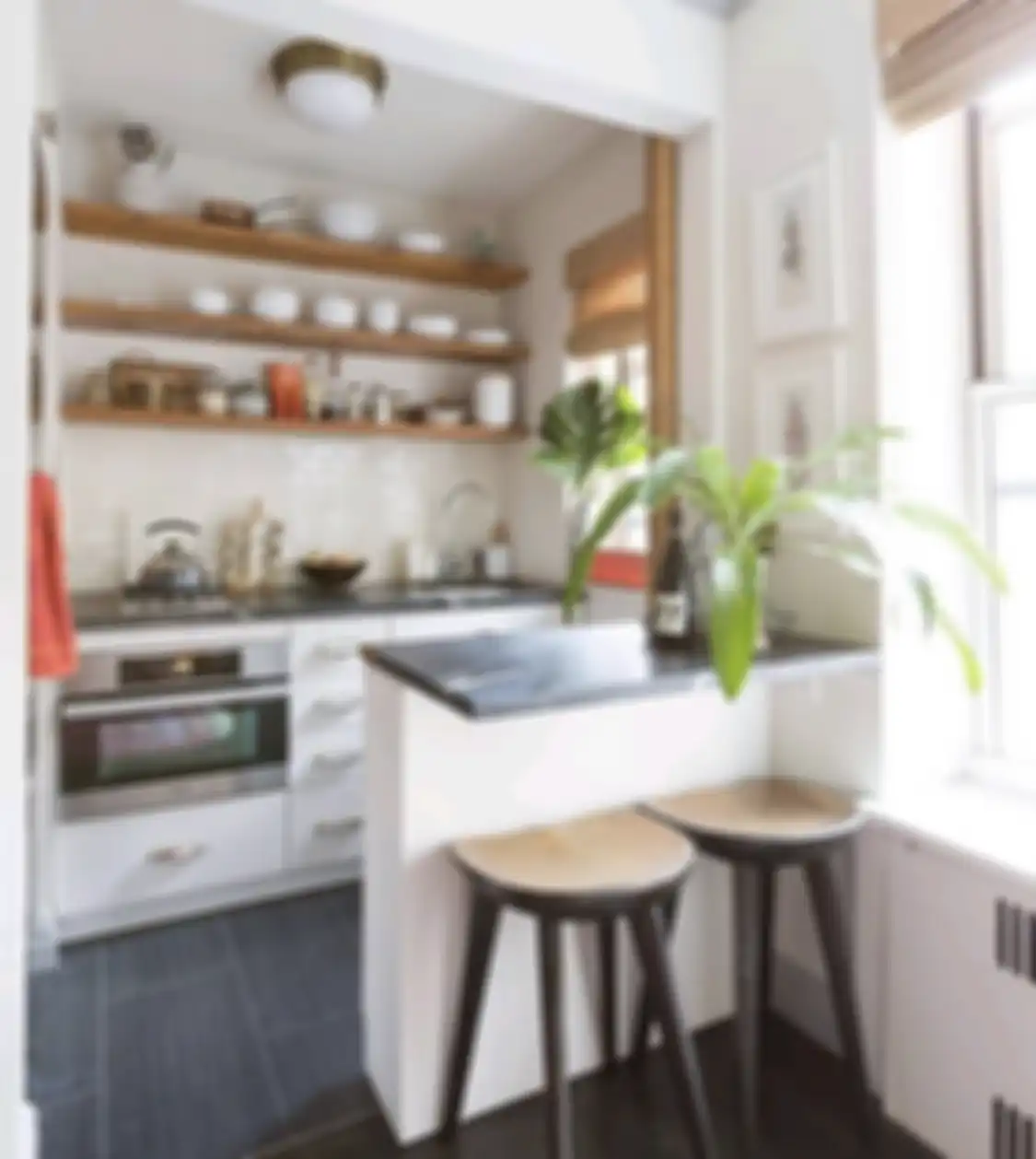 Pemilik rumah minimalis bisa mencobanya sendiri. Rak dapur terbuka punya manfaat banyak. Foto interiornya pun makin kece.