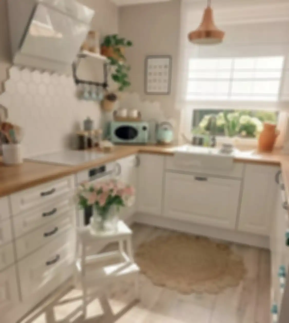 Foto tampilan dapur sempit yang terlihat mewah. 