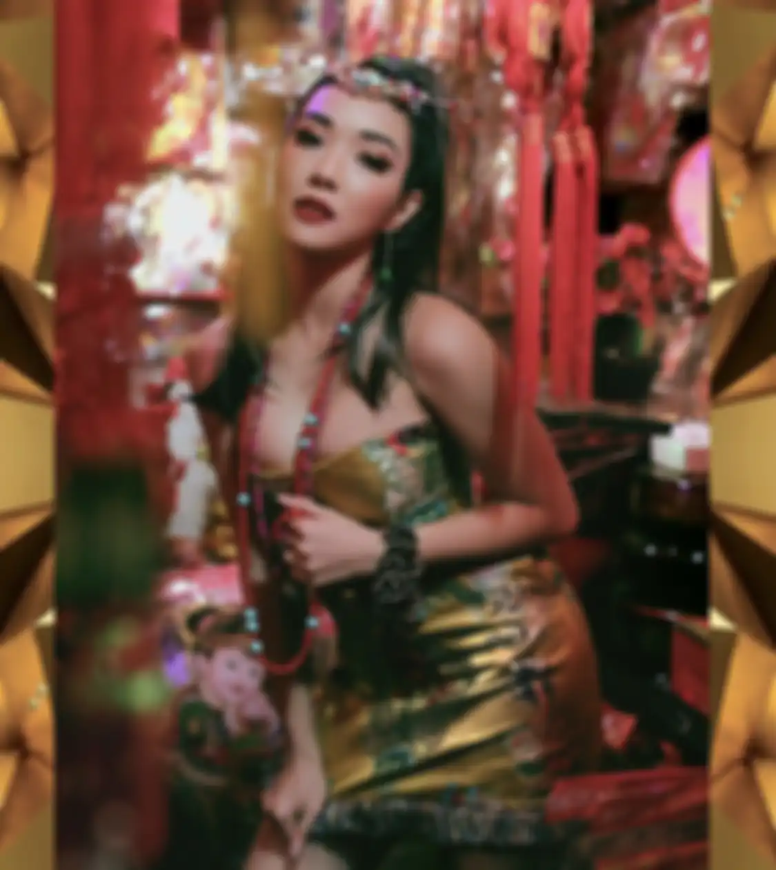 Potret baju Imlek Gisella Anastasia yang mengekspos area sensitifnya pada tahun 2018. Gading Marten ikut disemprot.