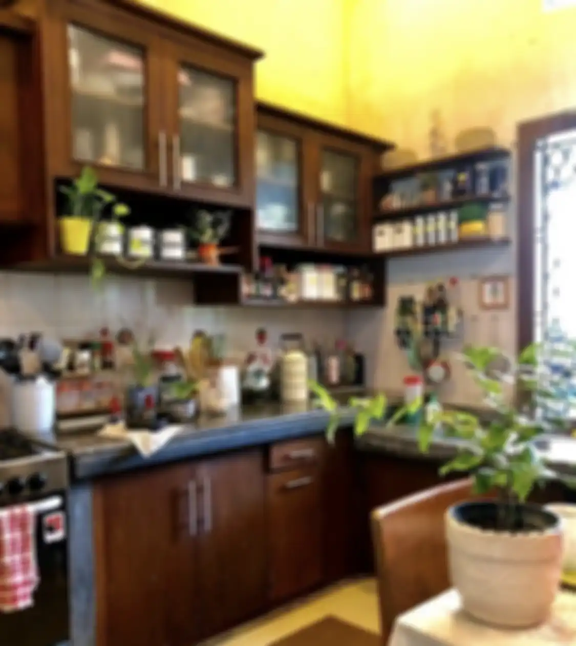 Cukup bermodalkan memasang elemen kayu di area memasak, desain dapur mungil membikin mata terpana. Foto tampilannya ditiru.