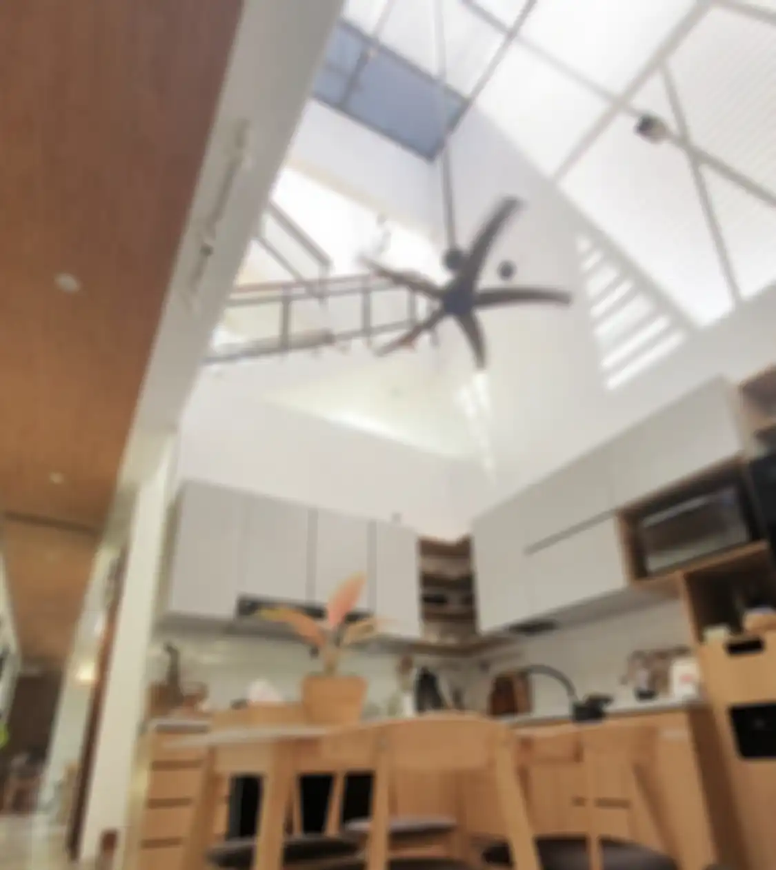Nggak panas saat terkena cahaya matahari, desain dapur mungil terasa adem karena adopsi trik khusus. Foto interiornya jadi rujukan.