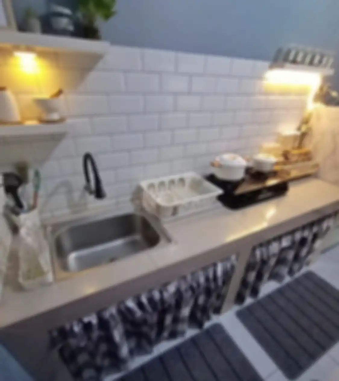 Inilah alasan kenapa foto tampilan desain dapur menajang menjadi idola. Padahal, cuma meniru 10 trik dekorasi model begini.