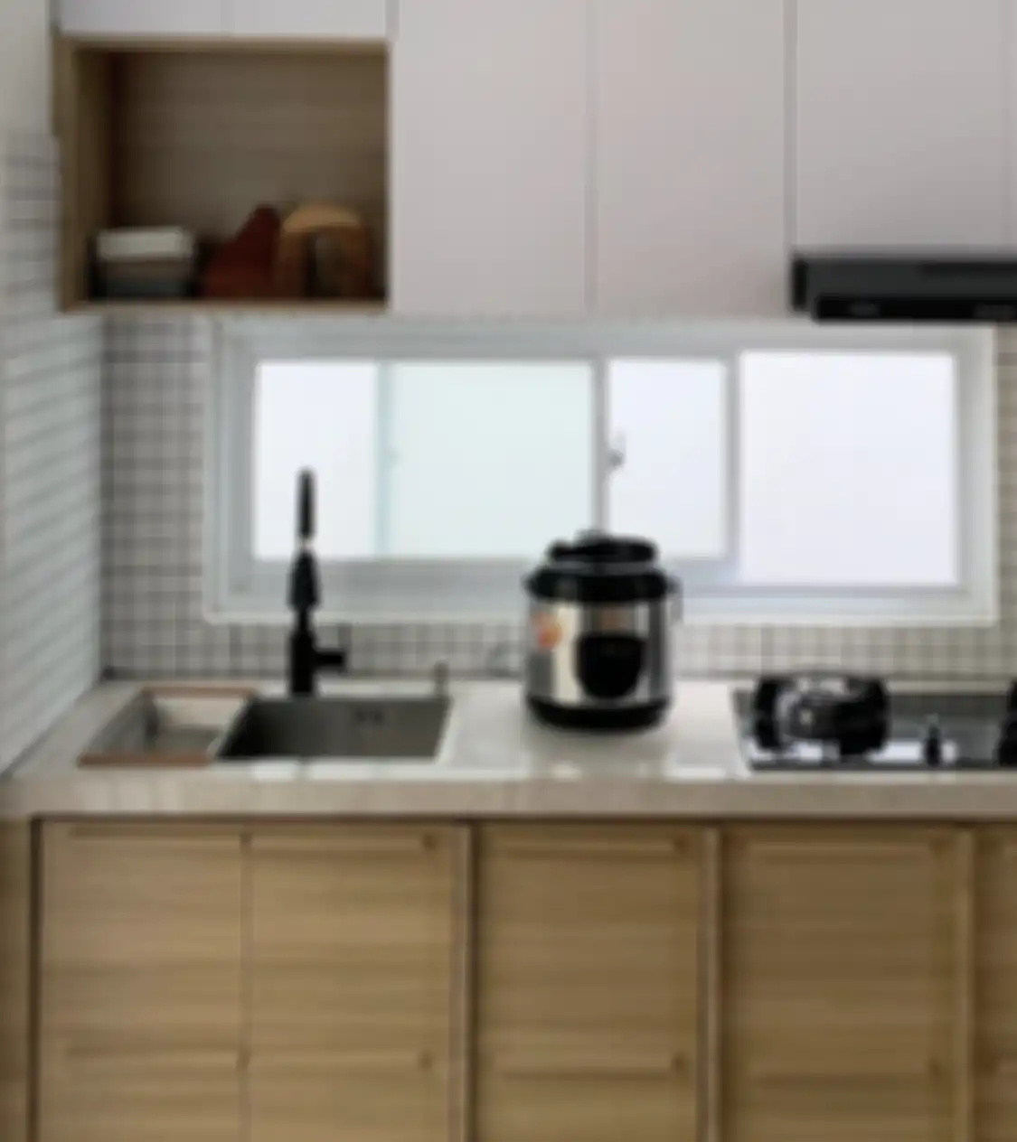 Pemilik rumah minimalis dijamin enggak kegerahan lagi. Sebab, ada cara membuat dapur mungil jadi adem. Foto tampilan kian aesthetic.
