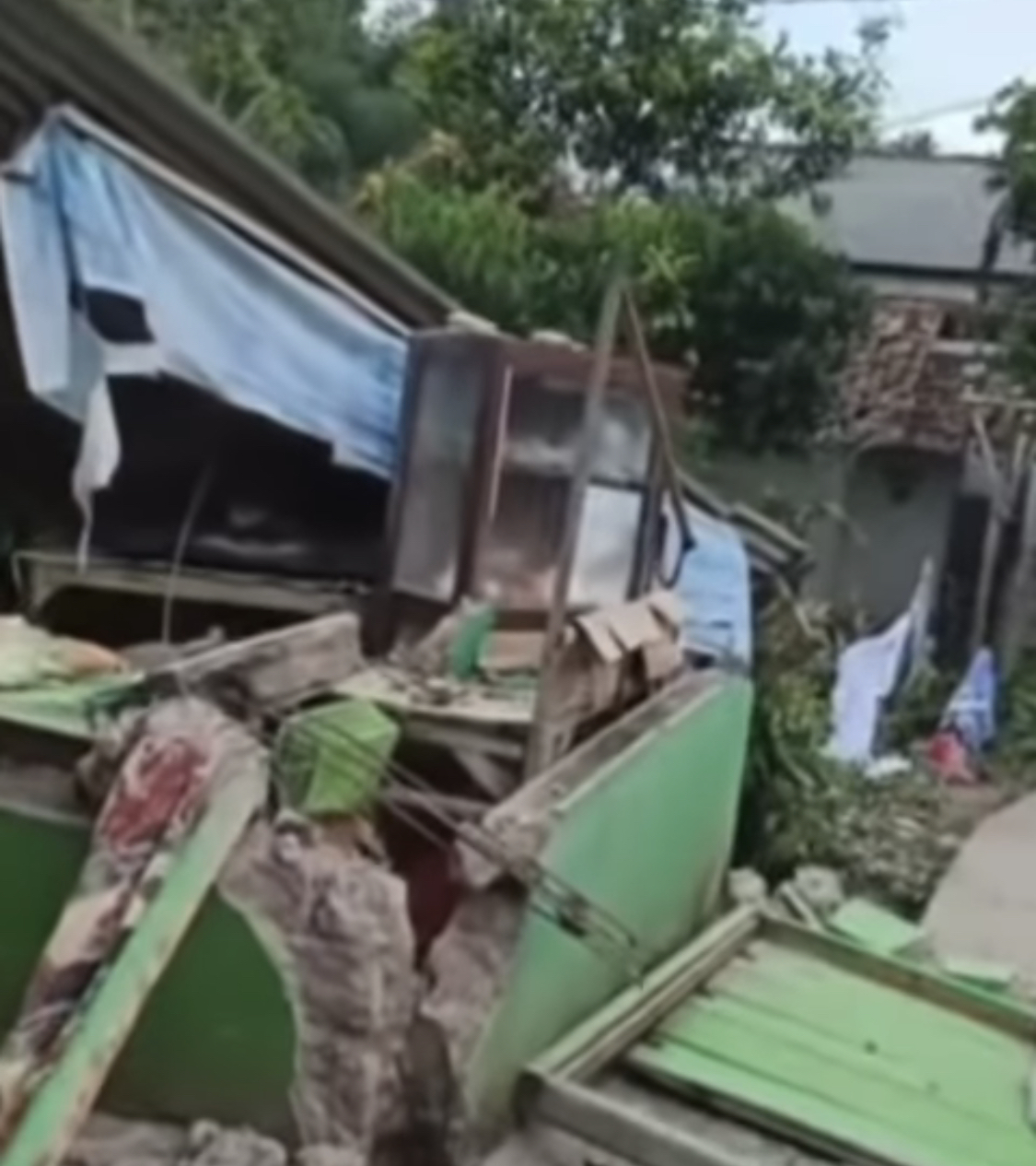 Inilah 10 foto kondisi terkini warga yang terdampak gempa Cianjur. Atap kantor Polres Cianjur sampai bikin syok.