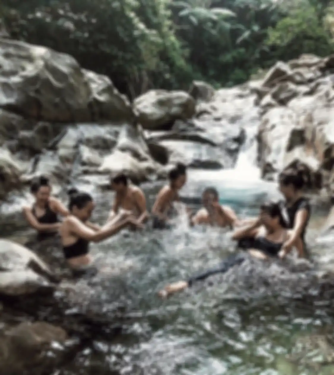 Inilah 3 tips liburan seru di Curug Cibaliung, tempat wisata alam Bogor yang cocok buat berburu foto aesthetic.