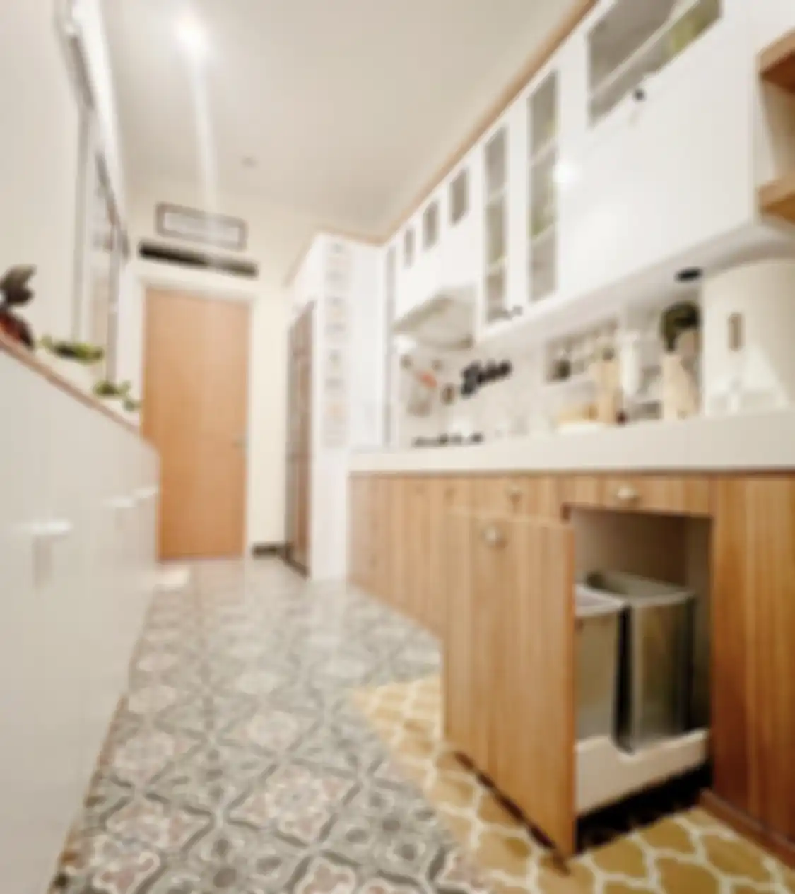 Cukup bermodalkan memasang elemen kayu di area memasak, desain dapur mungil membikin mata terpana. Foto tampilannya ditiru.