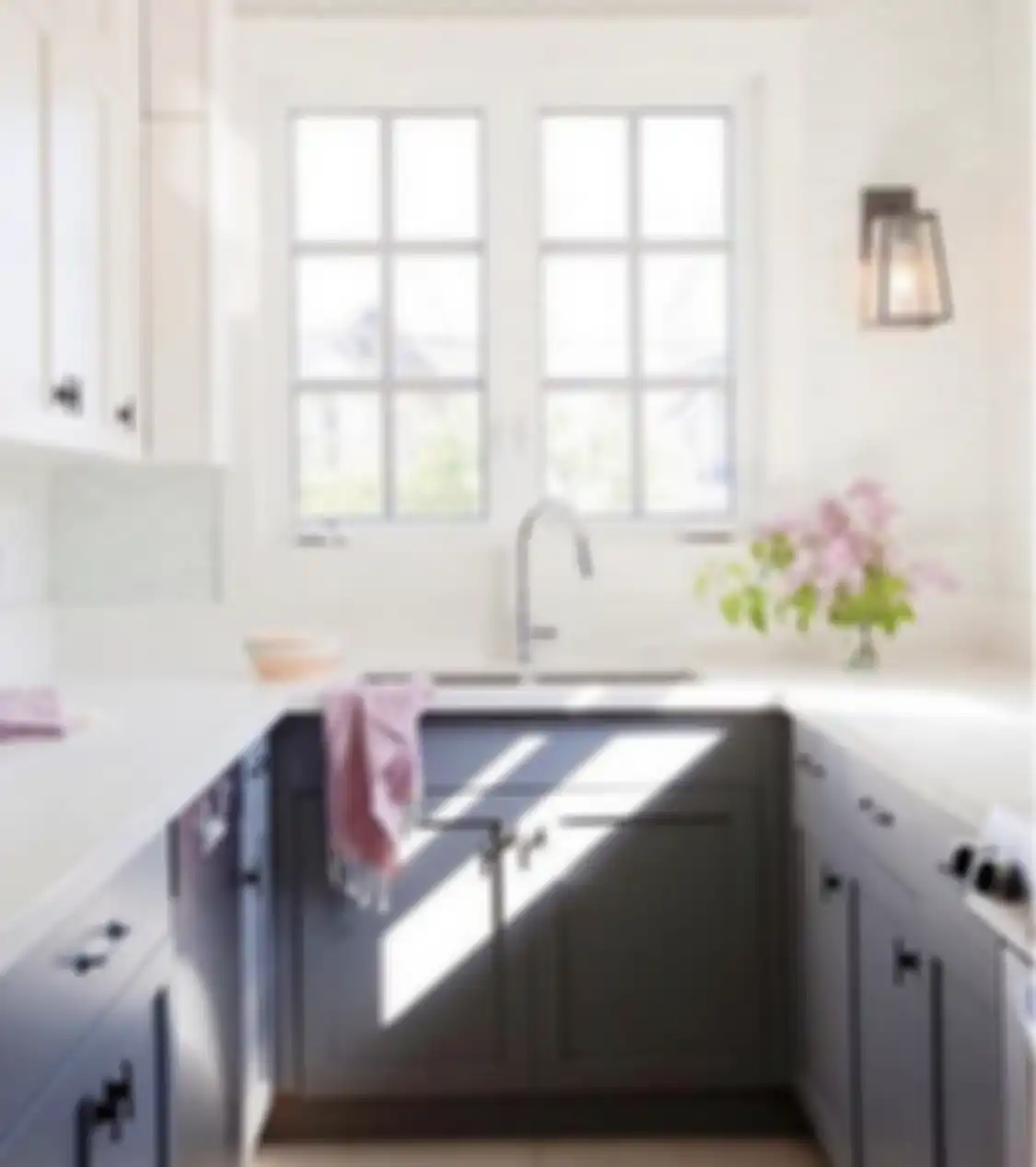 Desain dapur mungil sengaja mengadopsi gaya begini hingga foto hasilnya dicontek. Cocok buat interior rumah minimalis.