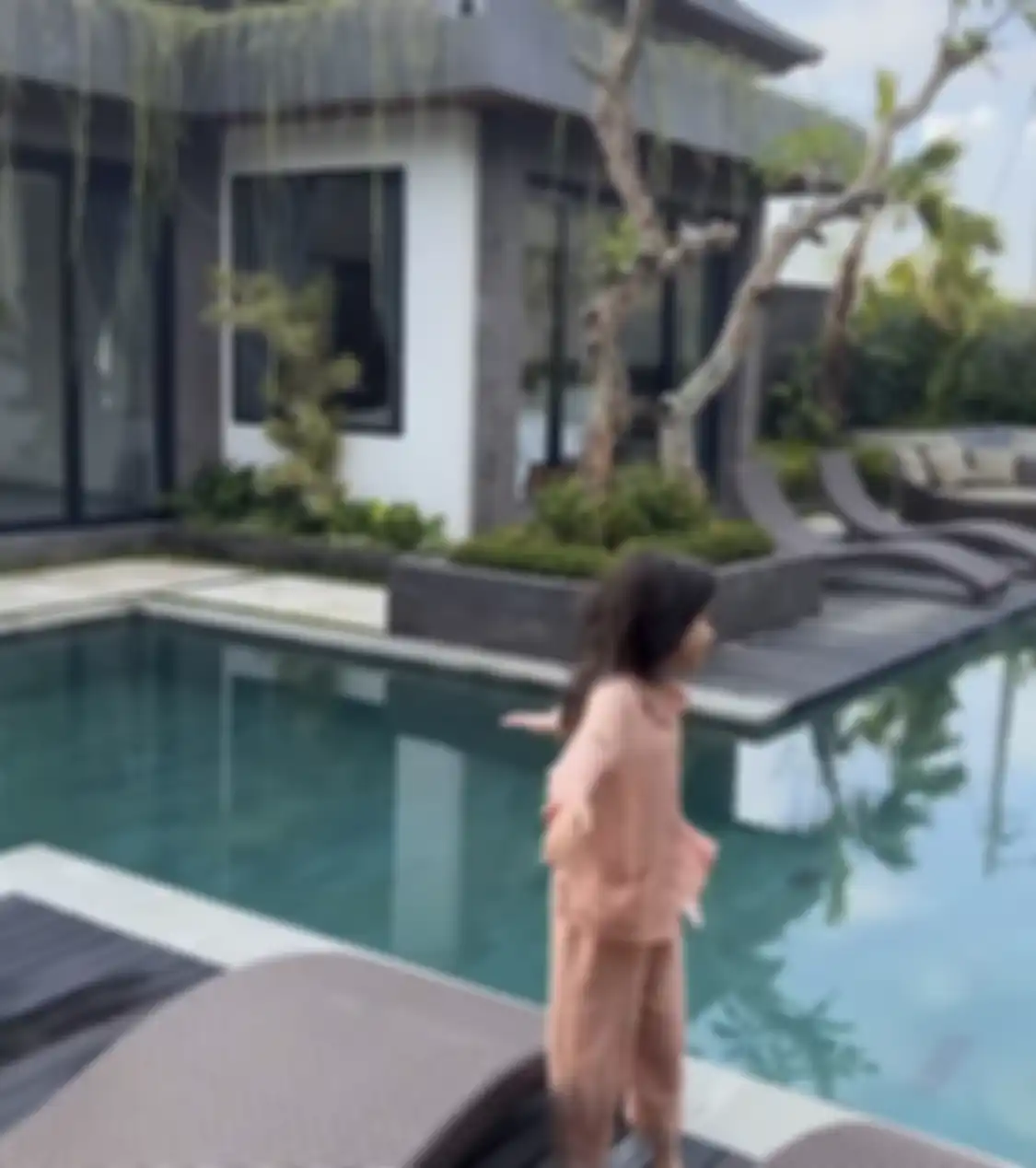Gisel posting foto begini bareng Gempi di Bali usai tangisnya pecah di pemakaman ibunda Gading Marten. 
